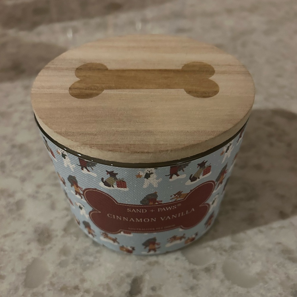 “New” Sand + Paws Cinnamon Vanilla Candle with Wooden Lid 12 oz